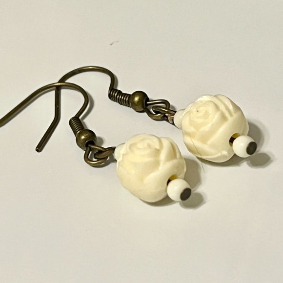 Vintage White Cream Rose Bud Flower Earrings Gold Tone Plated Carved Beads - Picture 10 of 12
